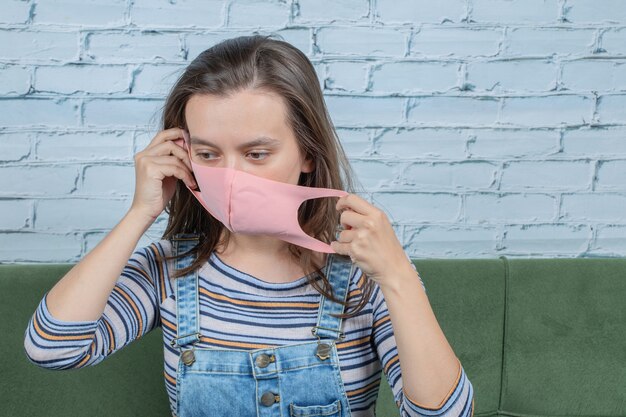 Jeune fille portant un masque facial pour prévenir le virus covid