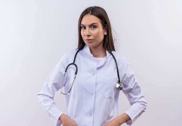 Jeune fille portant une robe médicale stéthoscope sur mur blanc isolé
