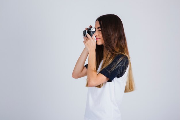 Jeune fille posant avec caméra