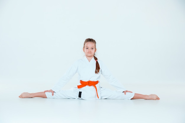 La jeune fille posant à la formation d'Aïkido à l'école d'arts martiaux. Mode de vie sain et concept sportif