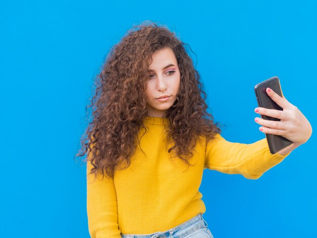 Jeune fille prenant une photo de soi