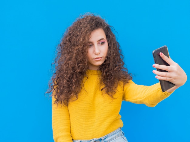 Jeune fille prenant une photo de soi