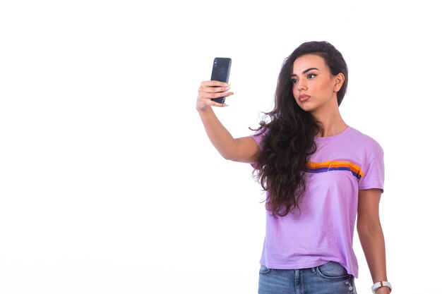 Jeune fille, prendre, selfie, ou, faire, appel vidéo, vue frontale