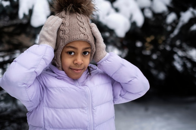 Photo gratuite jeune fille profitant d'une journée d'hiver à l'extérieur