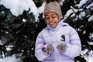 Photo gratuite jeune fille profitant d'une journée d'hiver à l'extérieur