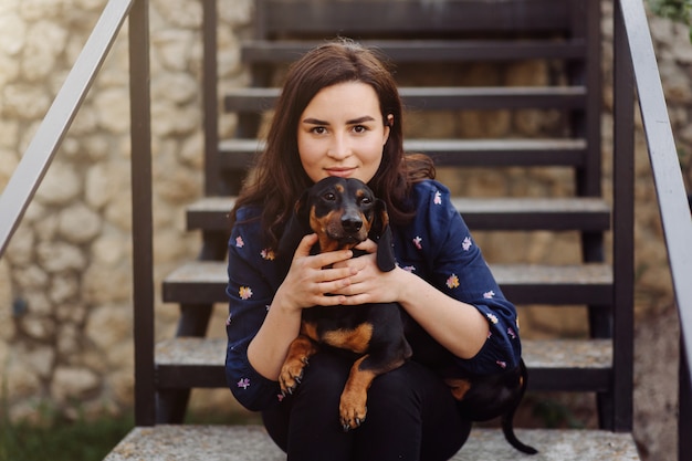 Jeune fille en promenade avec son chiot