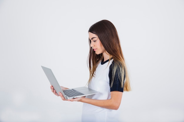 Jeune fille qui travaille avec son top