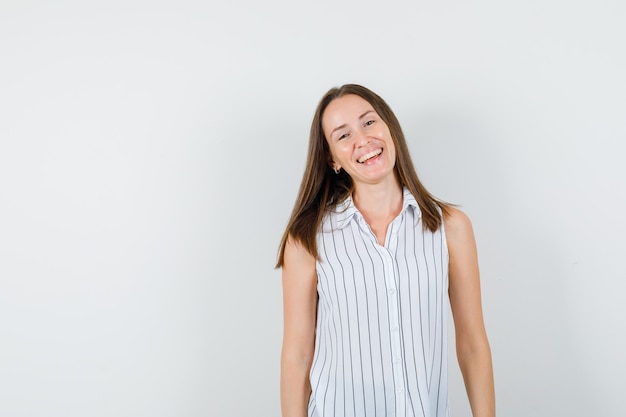 Jeune Fille Regardant La Caméra En T-shirt Et à La Joyeuse. Vue De Face.