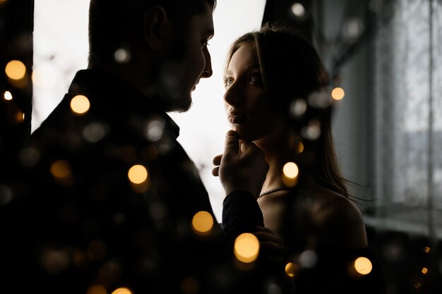 Une jeune fille regarde son petit ami avec amour