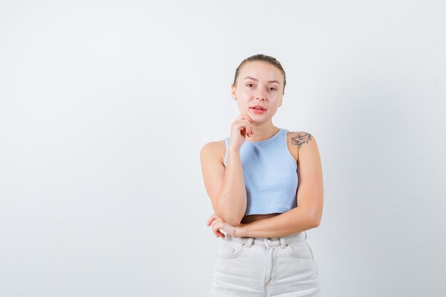 jeune fille rit à la caméra sur fond blanc