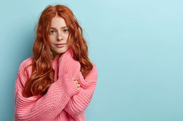 Jeune fille rousse aux cheveux ondulés