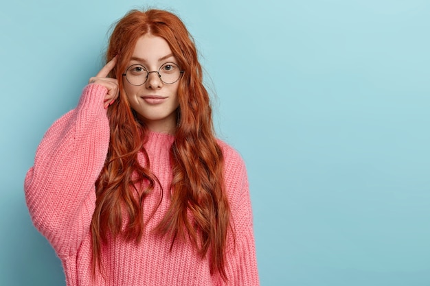 Jeune fille rousse aux cheveux ondulés