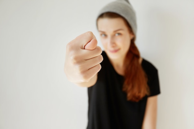 Photo gratuite jeune fille rousse portant chapeau et t-shirt noir