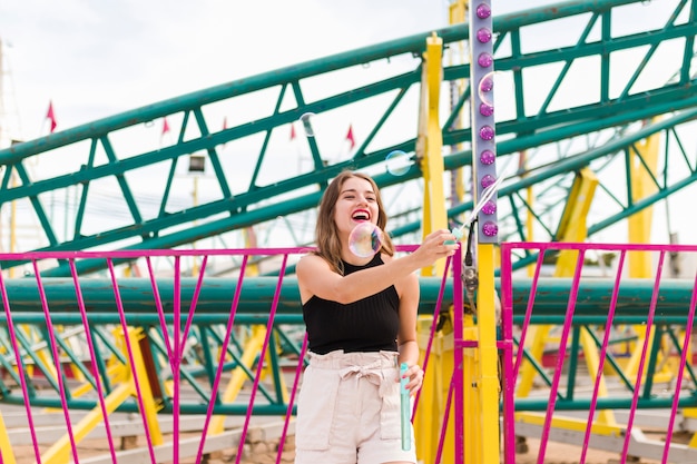 Jeune fille s&#39;amuser dans le parc d&#39;attractions