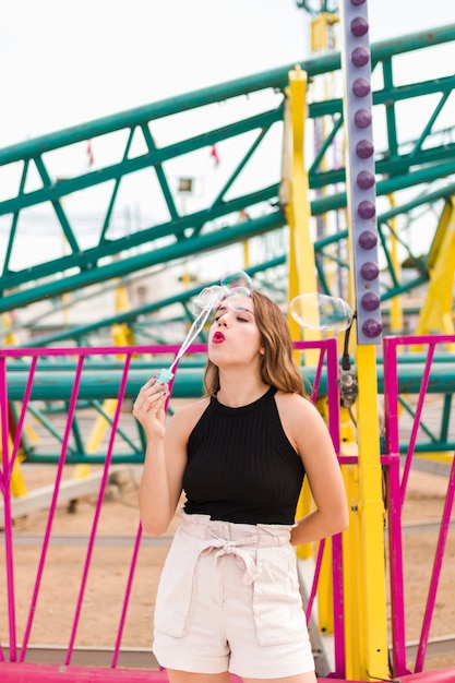 Jeune fille s&#39;amuser dans le parc d&#39;attractions