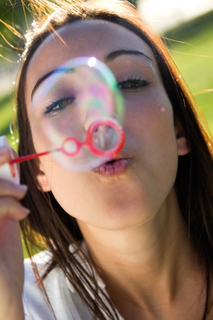 Jeune fille s&#39;amuser dans un parc