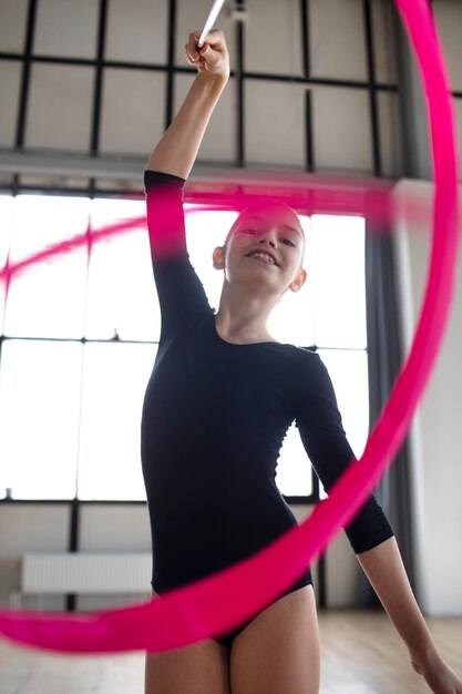 Jeune fille s'entraînant en gymnastique