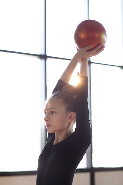 Photo gratuite jeune fille s'entraînant en gymnastique