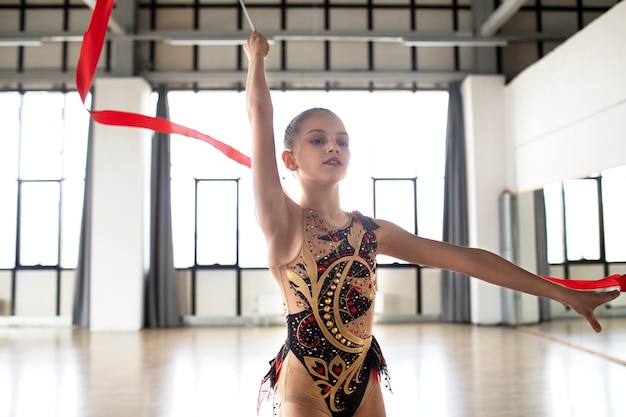 Jeune fille s'entraînant en gymnastique