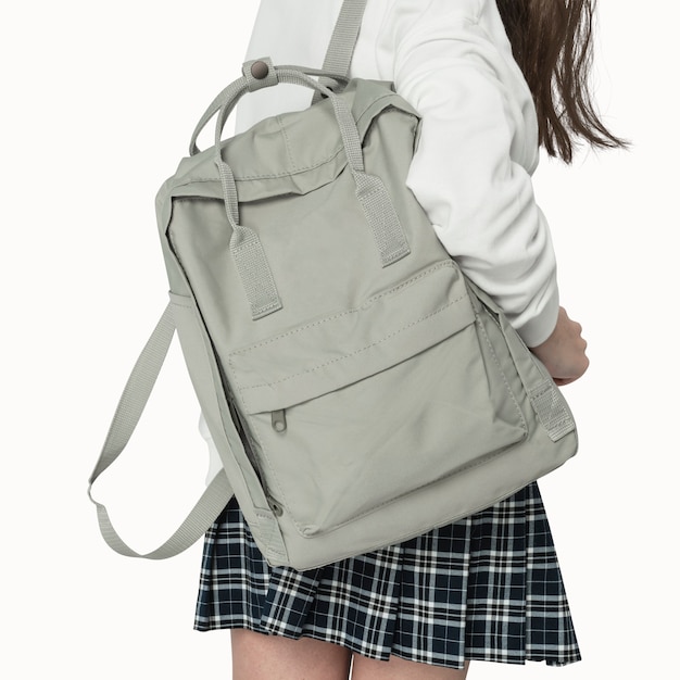 Jeune fille avec sac à dos étudiant gris