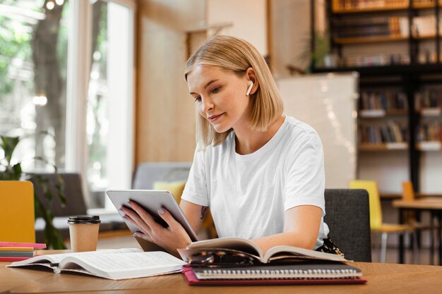 Jeune fille se concentrant à la bibliothèque