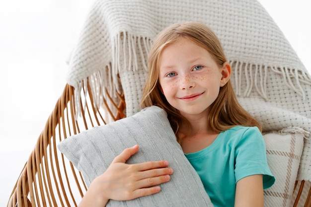 Jeune fille se détendre à la maison