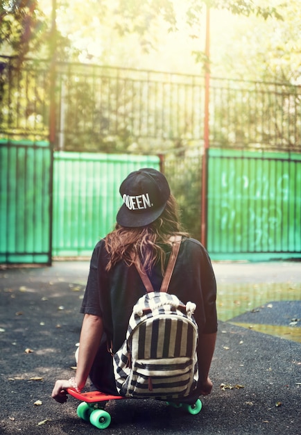 Photo gratuite jeune fille, séance, sur, plastique, orange, penny, shortboard, sur, asphalte, dans, casquette