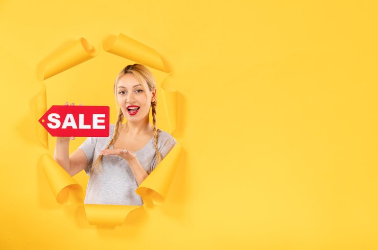 Photo gratuit jeune fille avec signe d'inscription de vente sur un fond de papier jaune déchiré shopping facial intérieur