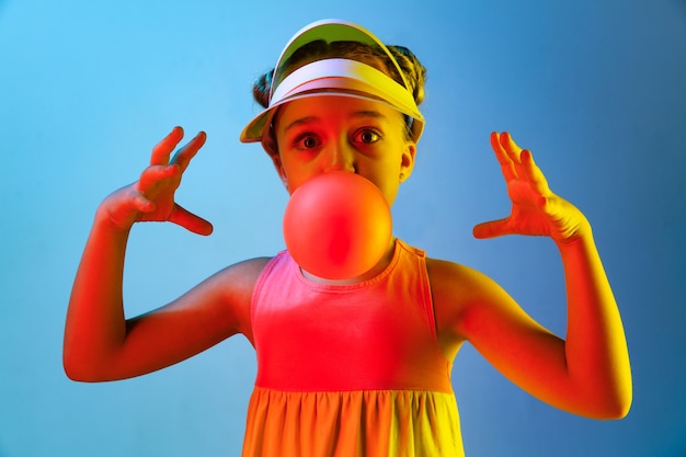 Photo gratuite jeune fille soufflant de la gomme à bulles