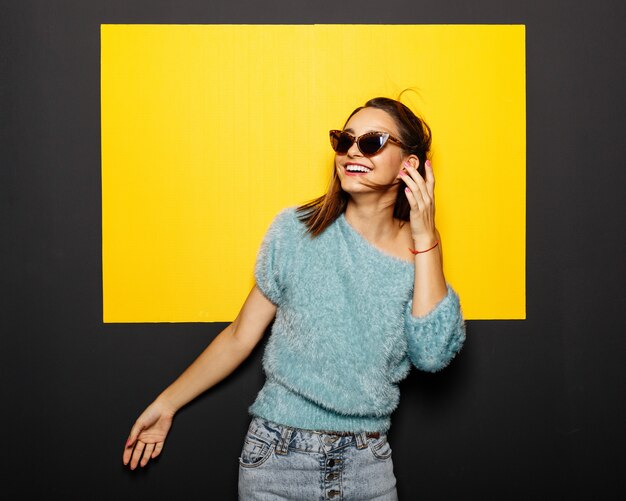 Jeune fille souriante, dans, lunettes