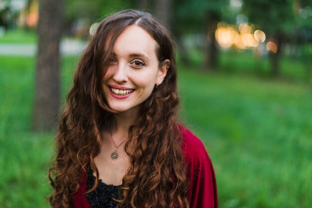 Jeune fille souriante dans la nature