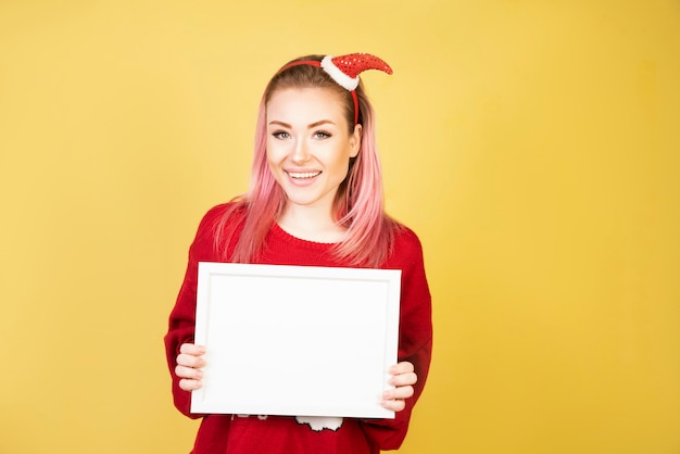 Jeune fille souriante avec du papier dans les mains