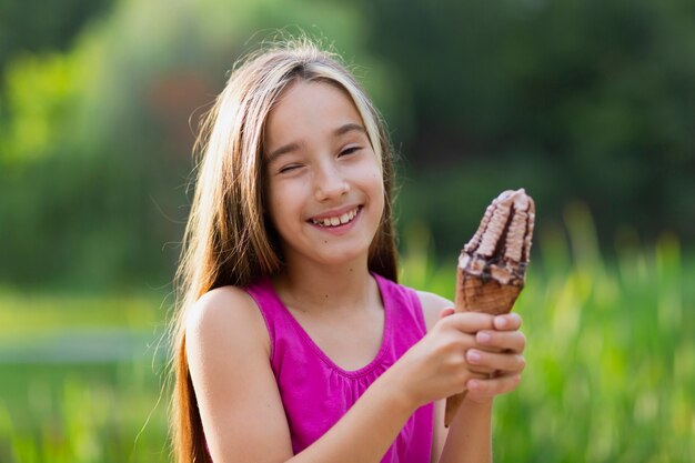 Jeune fille souriante avec glace au chocolat