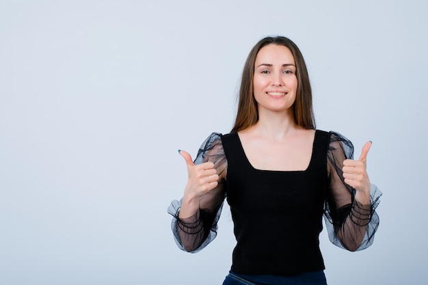 Jeune fille souriante montre des gestes parfaits sur fond blanc