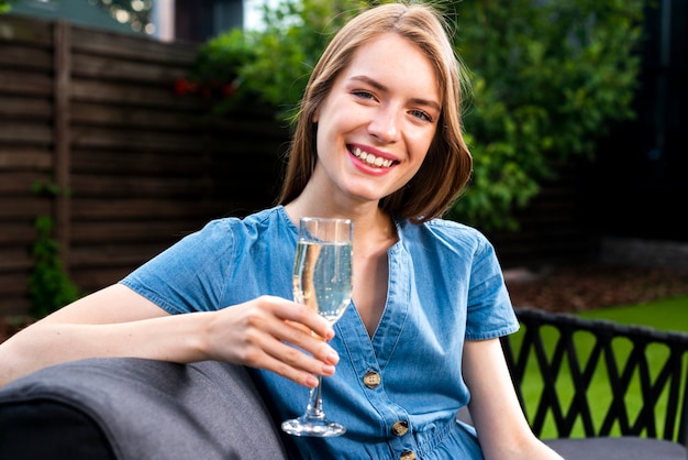 Jeune fille souriante regardant la caméra