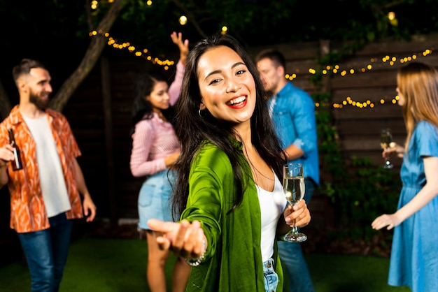 Jeune fille souriante regardant la caméra