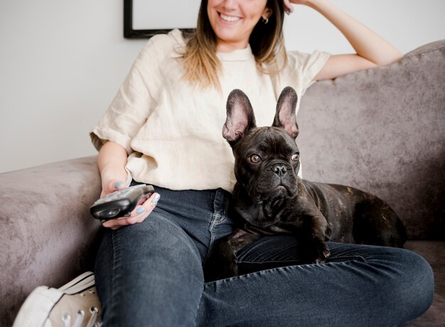 Jeune fille souriante avec son chien