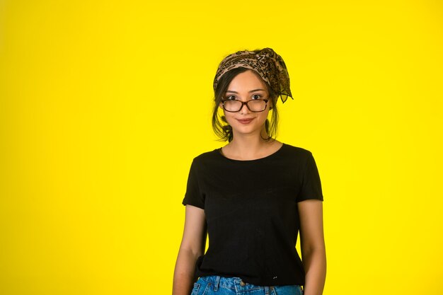 Jeune fille de style hippie à lunettes.