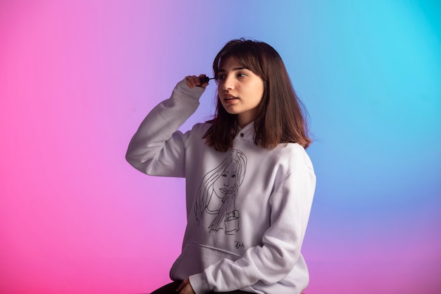 Jeune fille en sweat-shirt blanc.