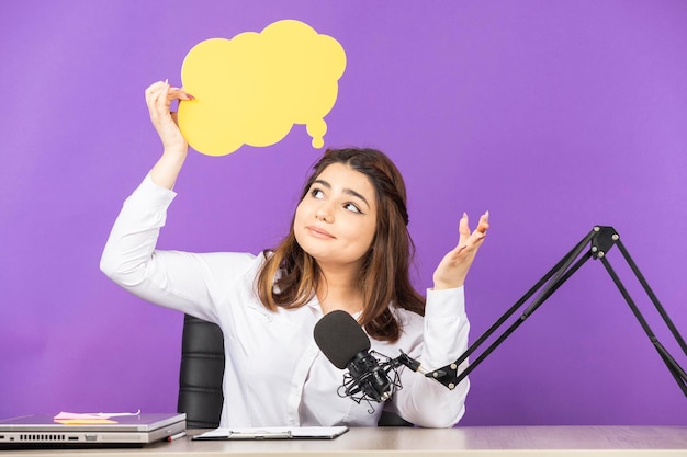 Jeune fille tenant une bulle de papier et étirant ses cheveux Photo de haute qualité