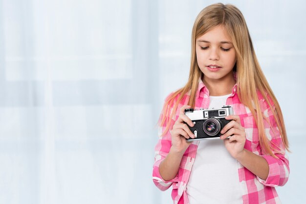 Jeune fille tenant la caméra