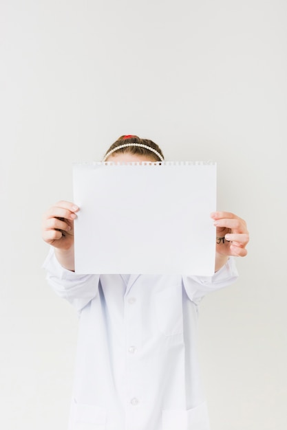 Jeune fille tenant une feuille de papier vierge