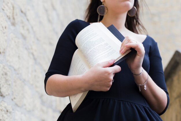 Jeune fille tenant un livre