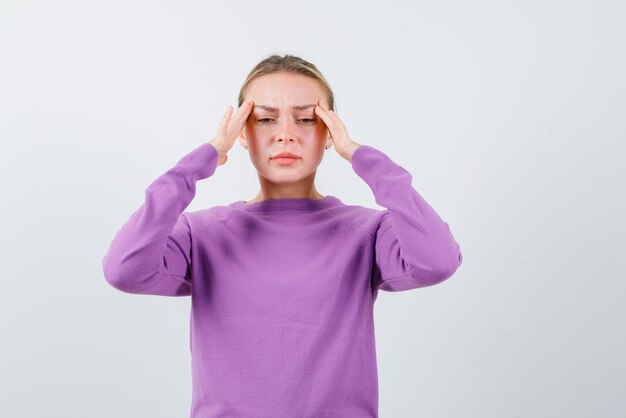 Jeune fille tenant ses mains près de ses yeux sur fond blanc