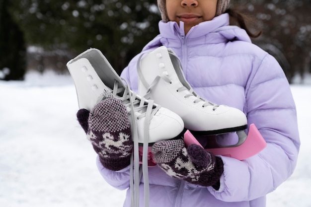 Jeune Fille Tenant Ses Patins à Glace Un Jour D'hiver Enneigé