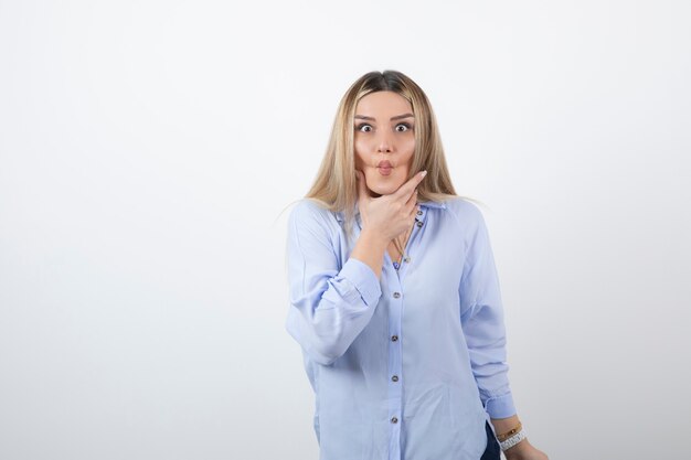 Jeune fille en tenue décontractée sur blanc.