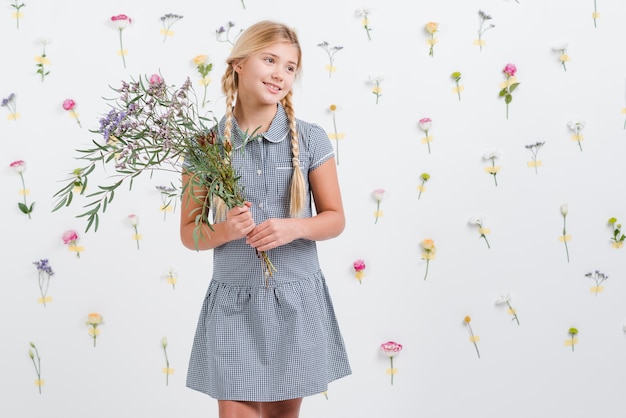 Jeune fille, tenue, fleurs, bouquet