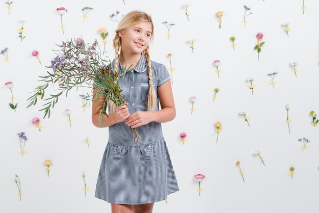 Jeune fille, tenue, fleurs, bouquet
