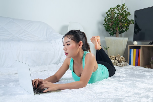 Jeune fille travaille à la maison, elle pratique le yoga à la maison. Concept de vie saine contre le virus.