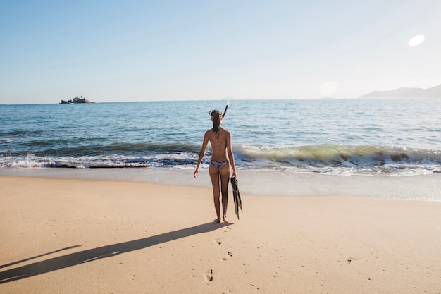 Une jeune fille va plonger